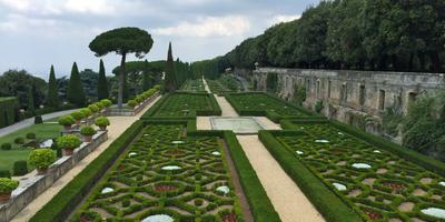 Jardín italiano formal con setos de boj geométricos, topiarios y pinos piñoneros en los Jardines Papales de Castel Gandolfo