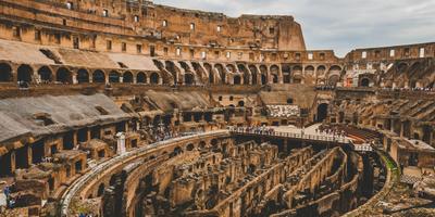 Interno del Colosseo che mostra l'ipogeo