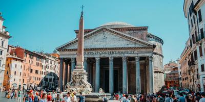Piazza della Rotonda bondée avec le Panthéon et la fontaine à obélisque