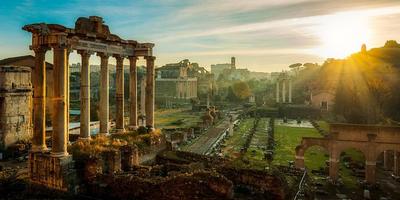 Vista aerea del Foro Romano all'alba con il Tempio di Saturno