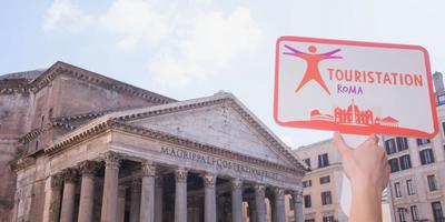 Insegna di Touristation Roma davanti al Pantheon