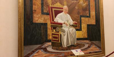 Gemaltes Porträt eines Papstes, der auf einem gold- und rotfarbenen Thron sitzt, ausgestellt in den Vatikanischen Museen