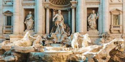 Nahaufnahme der zentralen Neptun-Statue des Trevi-Brunnens in Rom