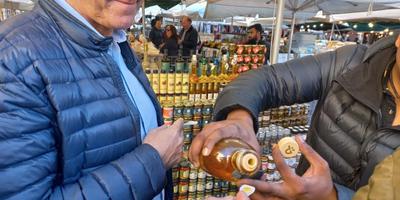 Tour gastronómico Touristation en un puesto de mercado en Roma