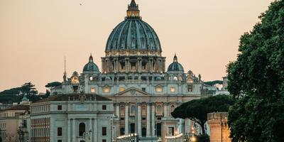 Basílica de São Pedro na Cidade do Vaticano ao entardecer com sua cúpula