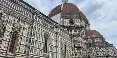Vista lateral de la Catedral de Florencia con la cúpula de Brunelleschi