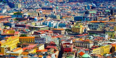 Vue aérienne du centre historique de Naples avec des bâtiments colorés et des dômes d'églises