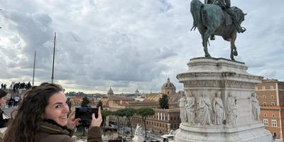 Skyline di Roma dalla terrazza dell'Altare della Patria accanto alla statua equestre di Vittorio Emanuele II