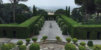 Paseo en el jardín formal de los Jardines Barberini de las Villas Pontificias