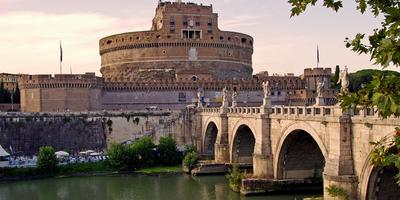 Castel Sant'Angelo e Ponte Sant'Angelo sul Fiume Tevere al tramonto a Roma