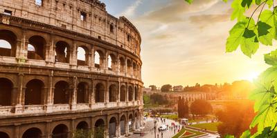 Esterno del Colosseo di Roma al tramonto