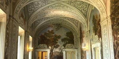 Corridor voûté orné avec plafond fresqué et peintures de paysages à l'intérieur d'une villa papale ou d'un palais romain