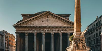 Extérieur du Panthéon à Rome avec l'obélisque Macuteo