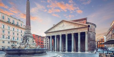 Rome, façade du Panthéon et obélisque Macuteo à l'aube