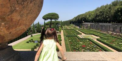 Parterre geométrico do jardim das Vilas Pontificais em Castel Gandolfo em um dia ensolarado