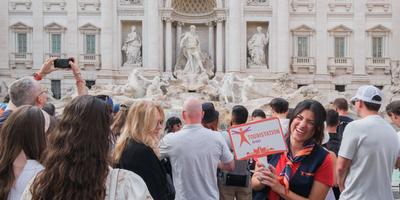 Guía Touristation con grupo en el tour subterráneo de la Fuente de Trevi Roma