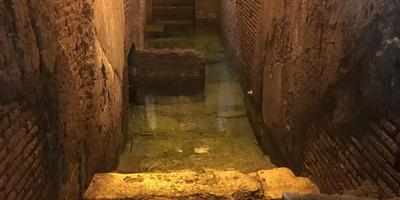 Arcos de ladrillo romano subterráneo y canal de agua Vicus Caprarius