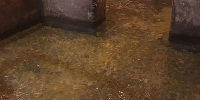 Agua subterránea fluyendo a través del antiguo domus romano Vicus Caprarius