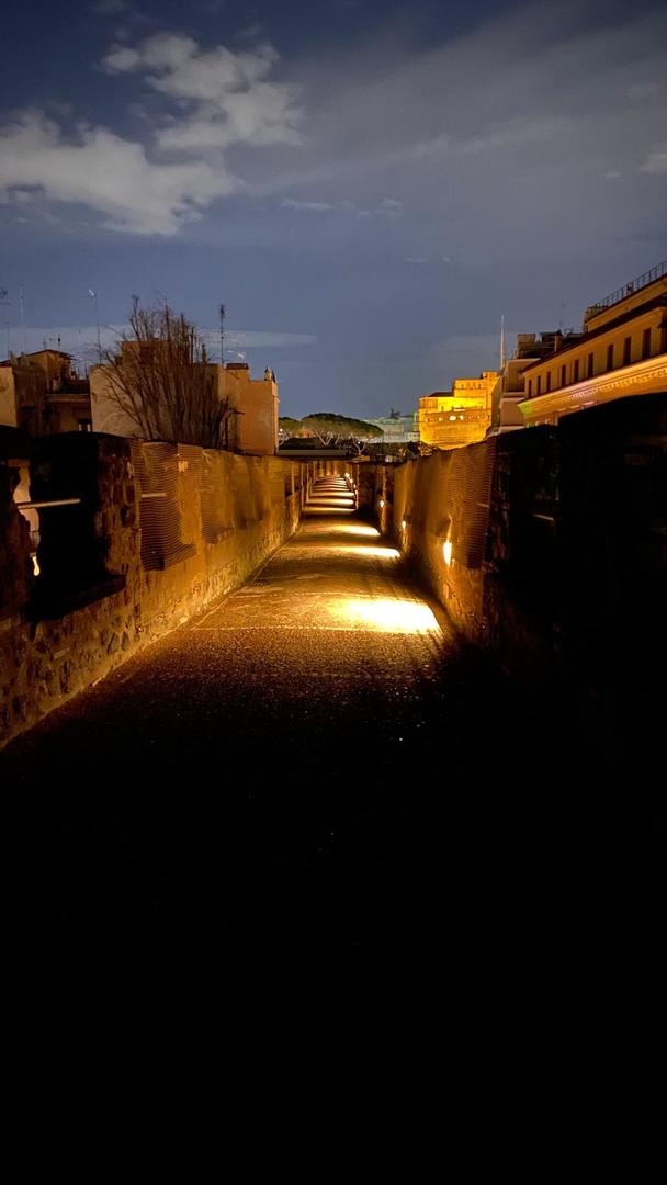 Passagem superior do Passetto di Borgo à noite