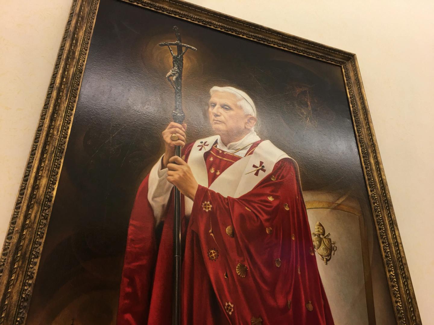 Porträt von Papst Benedikt XVI. im Apostolischen Palast