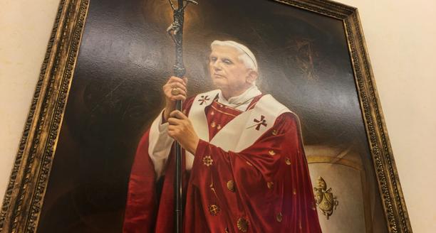 Retrato del Papa Benedicto XVI dentro del Palacio Apostólico