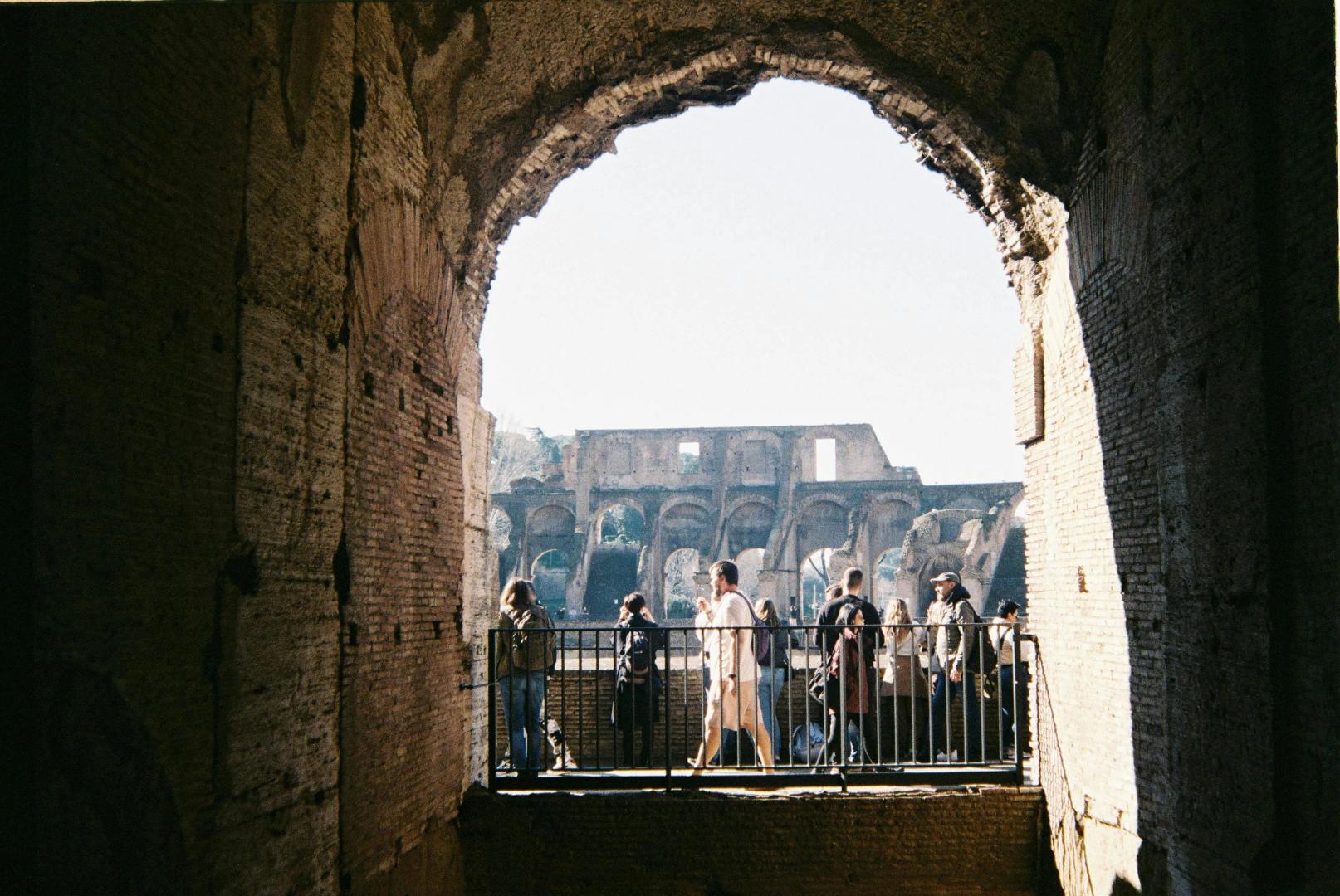 Visitatori che esplorano il Colosseo