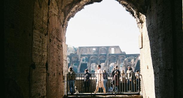 Visitatori che esplorano il Colosseo