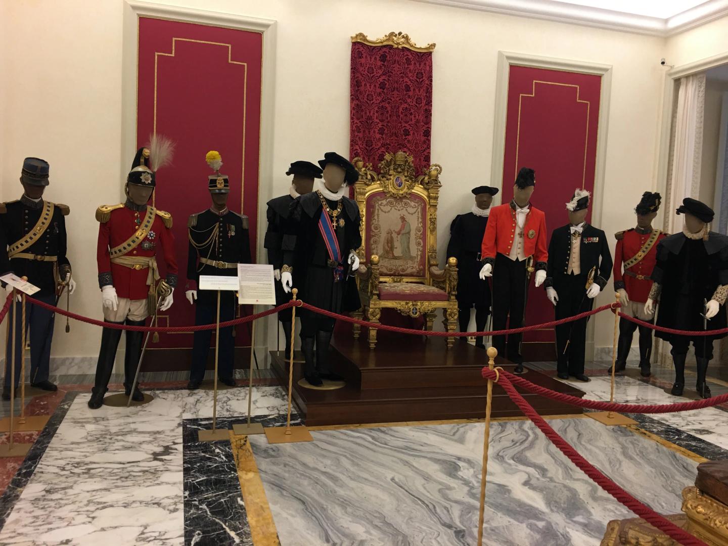 Trône papal à l'intérieur du Palais apostolique