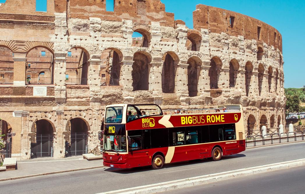 Hop-on-hop-off Touristenbus vor dem Colosseum