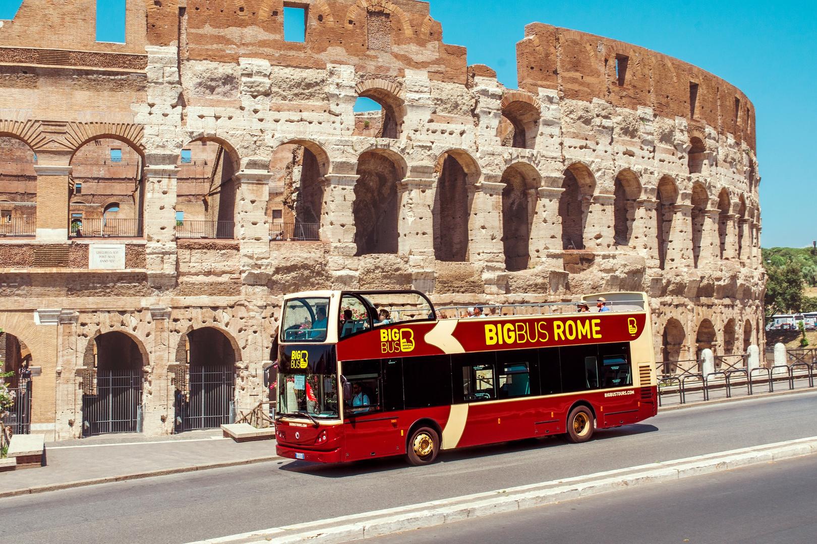 Hop-on-hop-off Touristenbus vor dem Colosseum