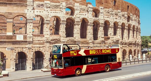 Hop-on-hop-off Touristenbus vor dem Colosseum