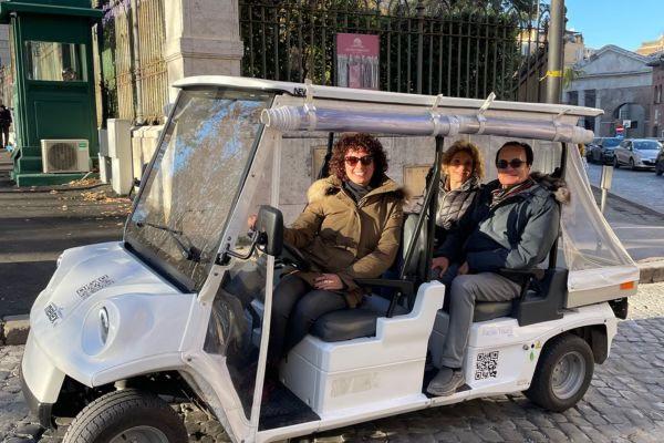 Personas conduciendo un carrito de golf