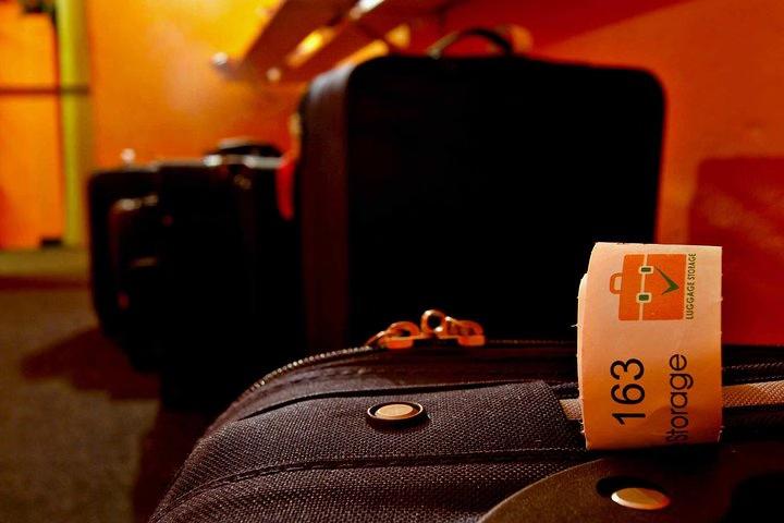 Valises entreposées dans un stockage de bagages