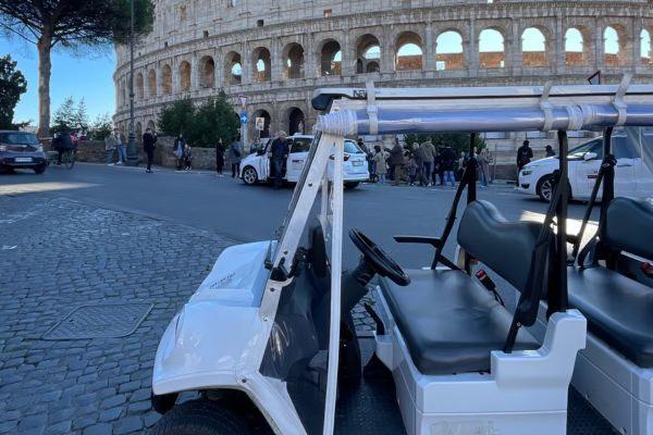Carrito de golf frente al Coliseo