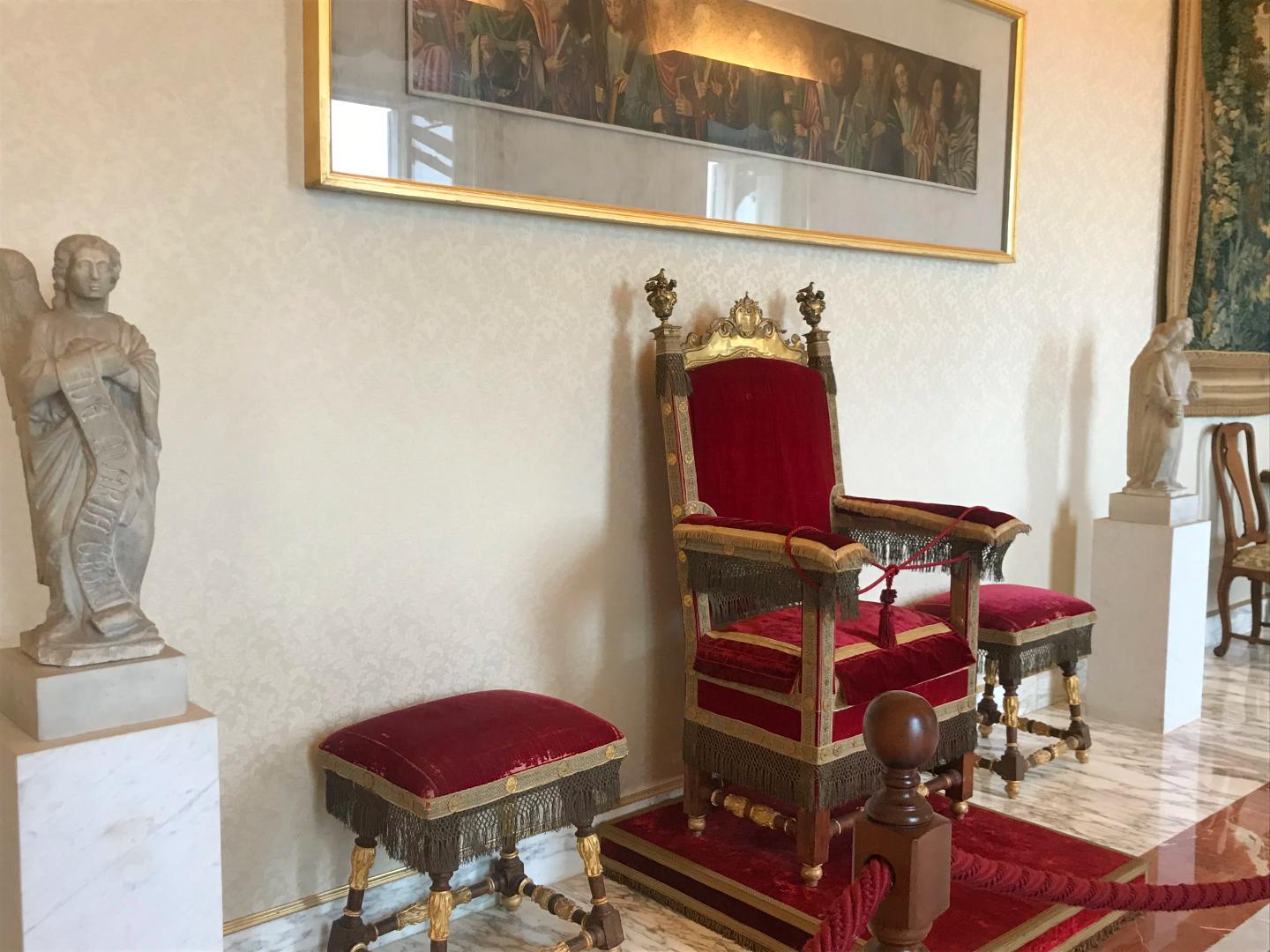Papsttron im Apostolischen Palast