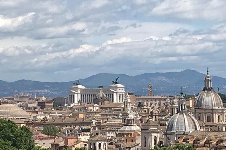 Skyline romano nuvoloso con i suoi tetti e cupole