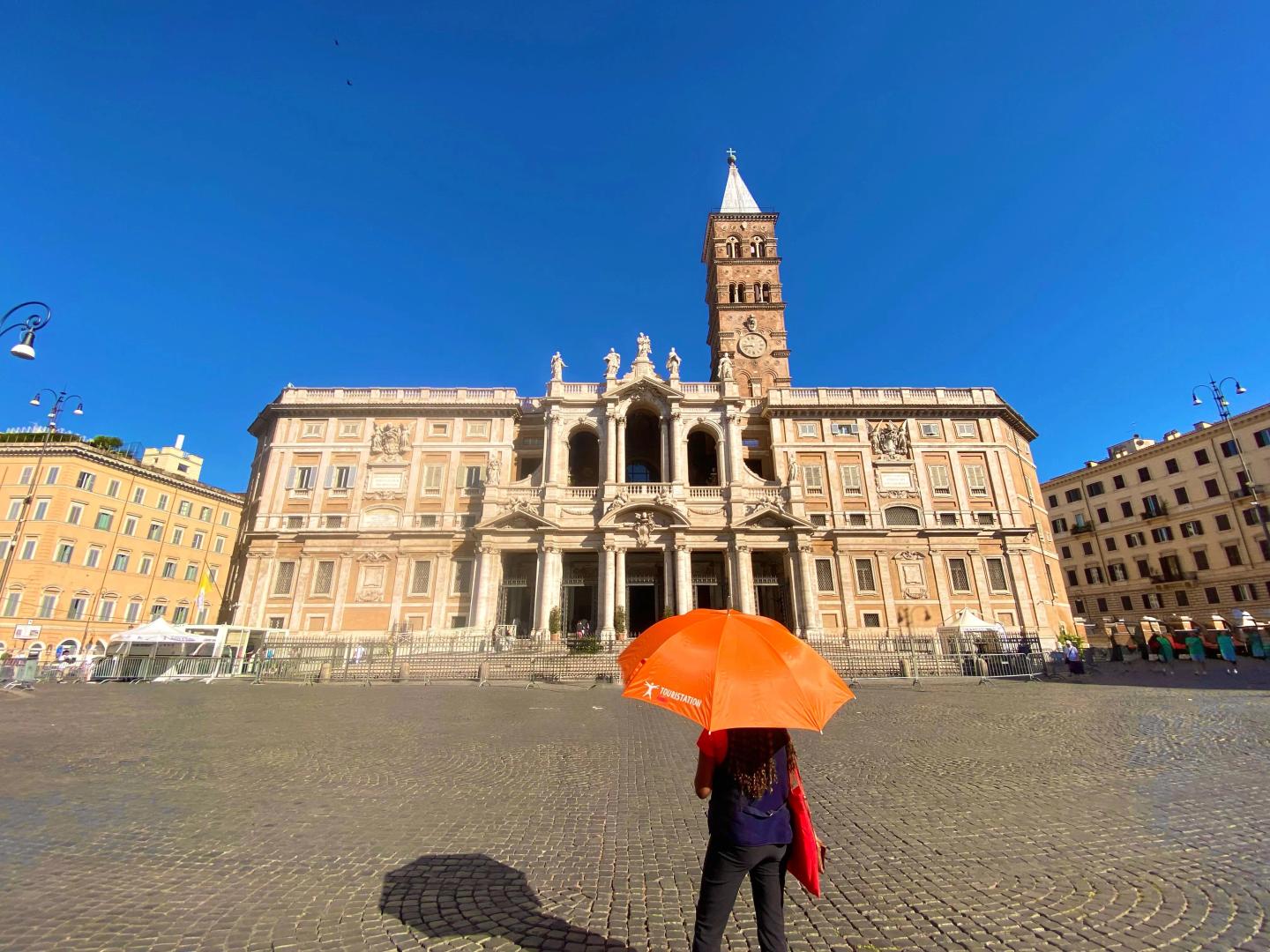 Touristation guide in front of the Santa Maria Maggiore Basilica