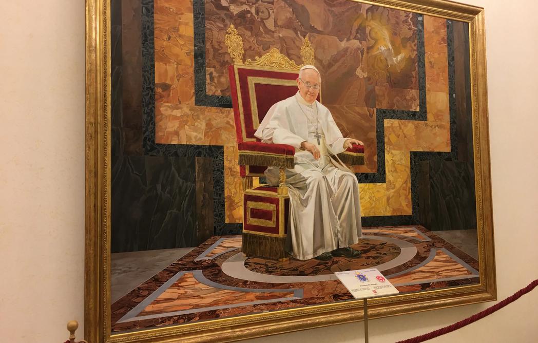 Retrato del Papa Francisco dentro del Palacio Apostólico