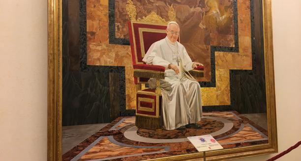 Portrait du Pape François à l'intérieur du Palais apostolique