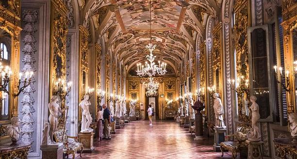 Galeria dos Espelhos dentro do Palazzo Doria Pamphilj
