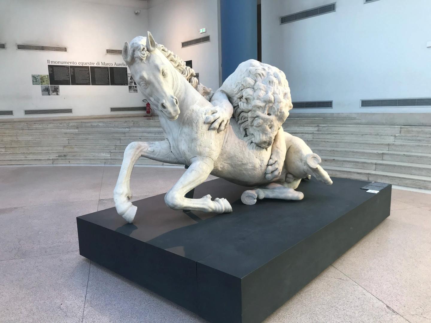 Antica scultura in marmo "Leone che attacca un cavallo"