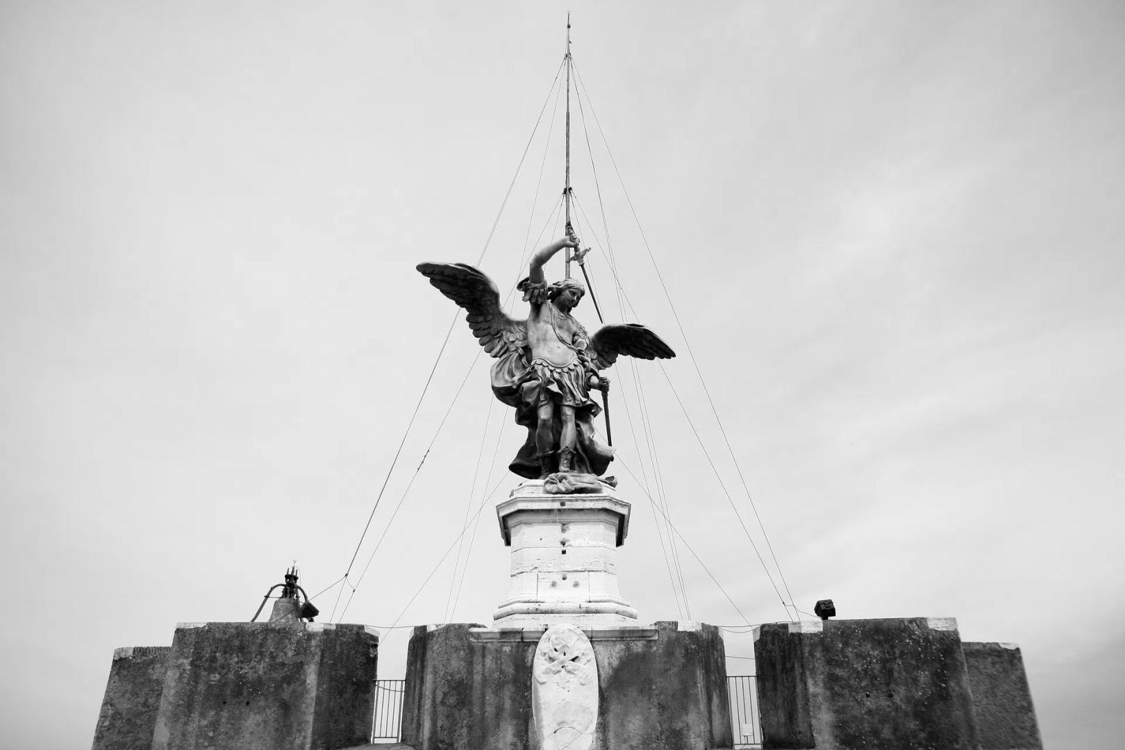 Statua dell'Arcangelo Michele in cima a Castel Sant'Angelo