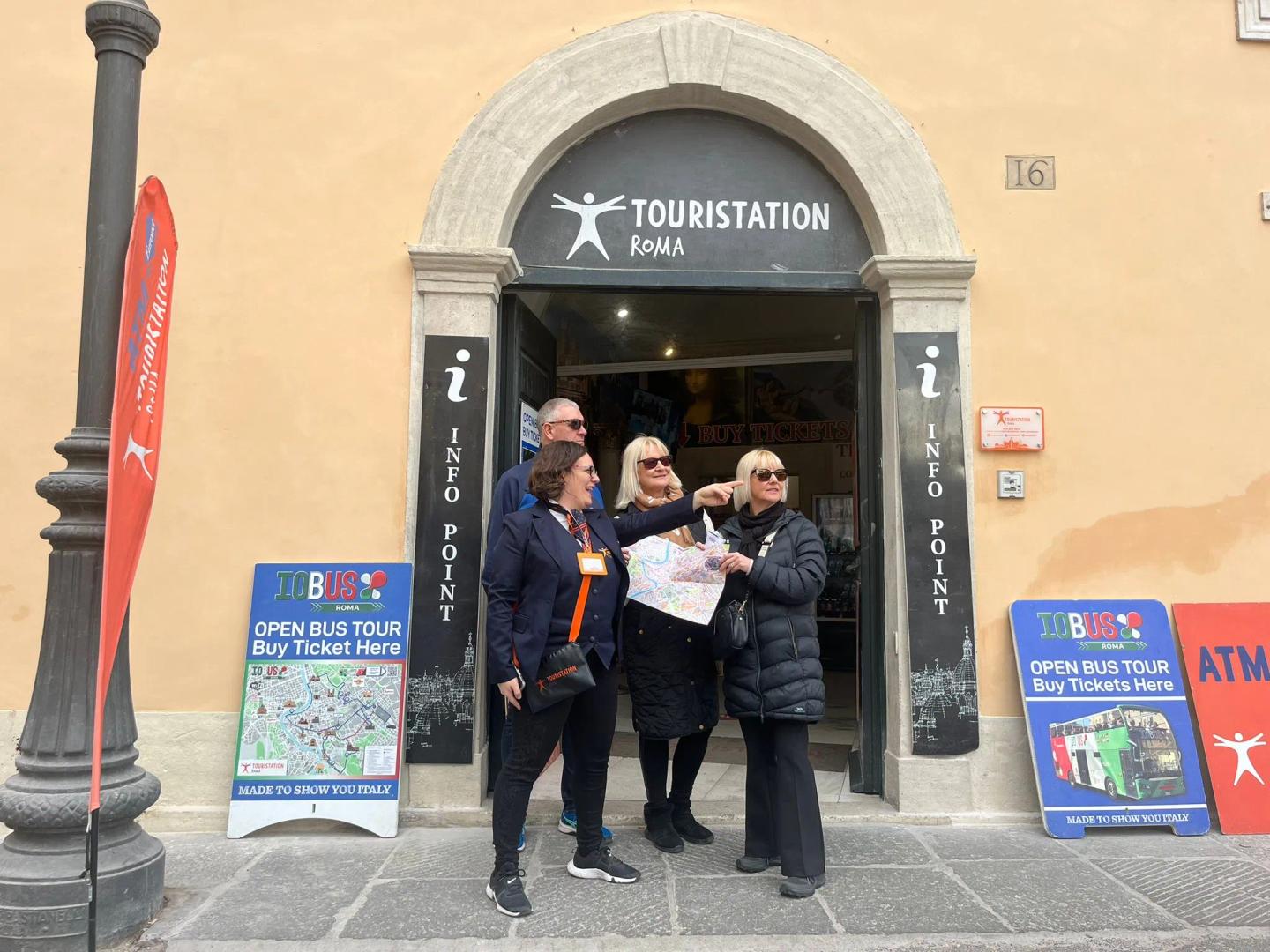 Touristation-Führer und Besucher vor dem Touristation-Büro