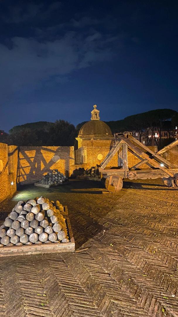 Cortile dell'artiglieria di Castel Sant'Angelo di notte