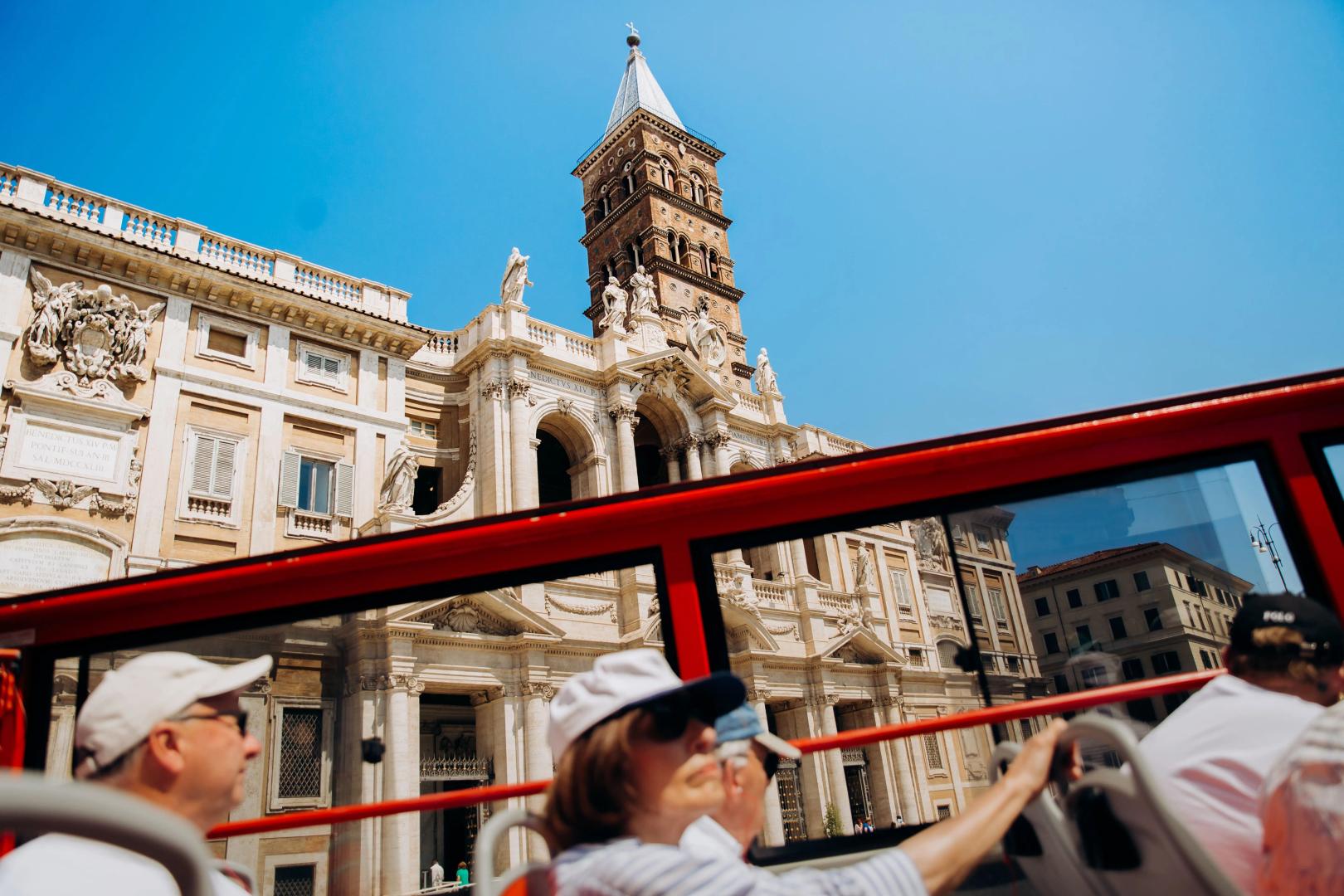 Vista della Basilica di Santa Maria Maggiore da autobus turistico hop-on-hop-off