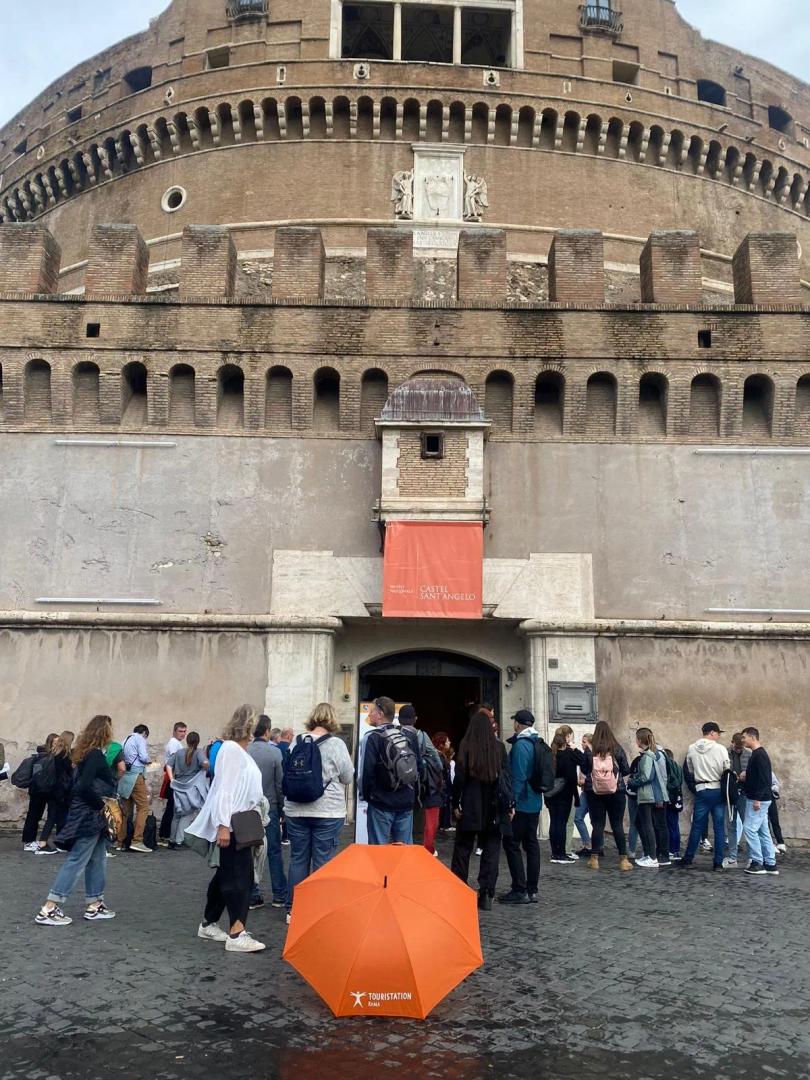 Ombrello Touristation davanti a Castel Sant'Angelo