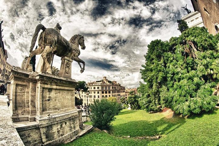 Uno dei Dioscuri che trattiene un cavallo che si impenna