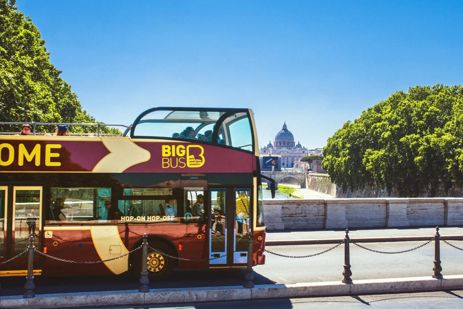 Autobus turistico hop-on-hop-off nelle strade di Roma