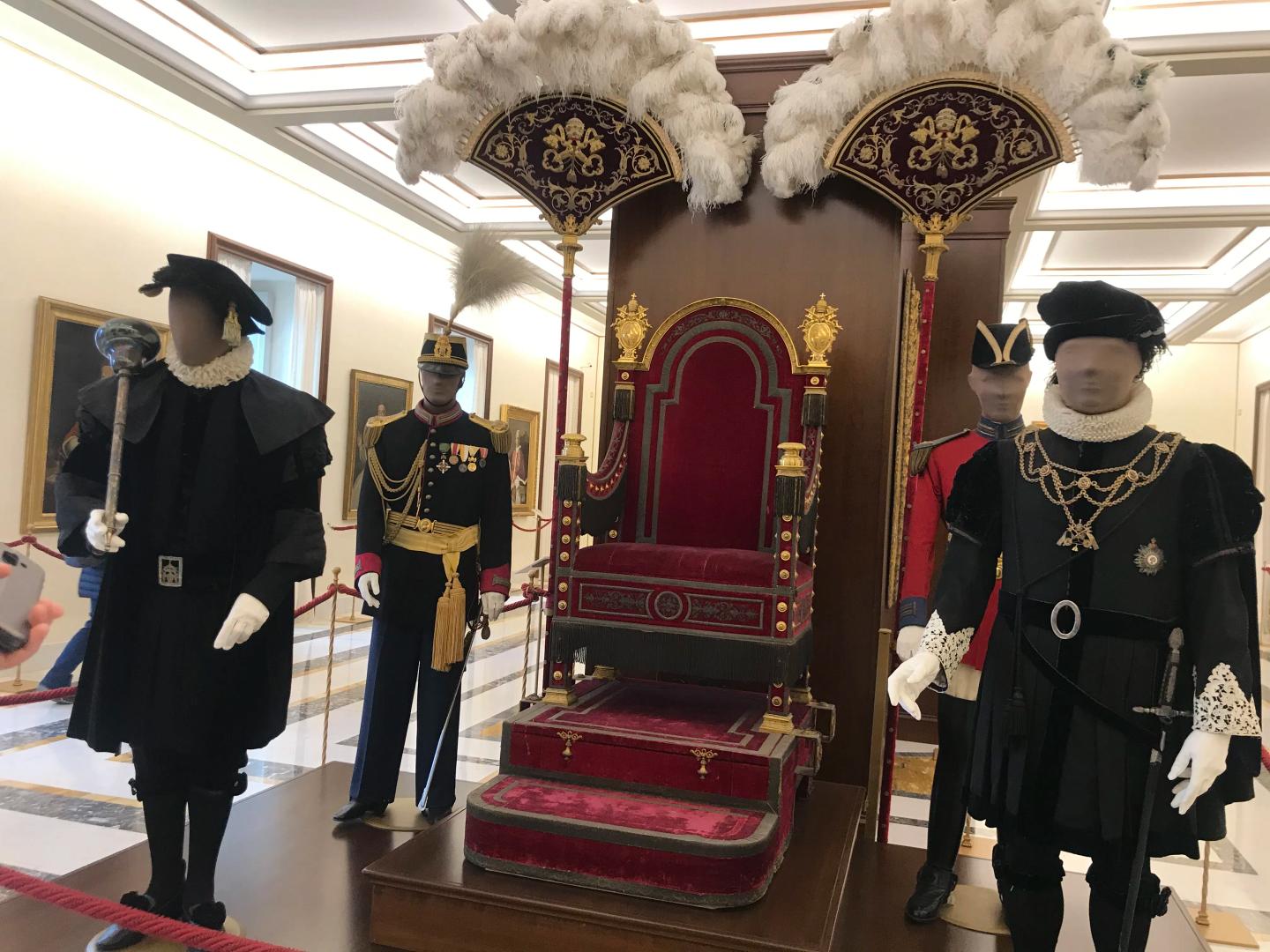 Päpstlicher Thron im Apostolischen Palast