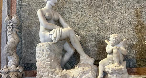 Marmorplastik Venus und Amor in der Borghese-Galerie
